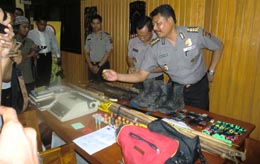 Kabid Humas Polda Papua Kombes Pol Wachayono saat menunjukkan sejumlah barang bukti yang berhasil diamankan aparat saat penyergapan 13 orang  yang dicurigai sebagai anggota TPN/OPM  di perbukitan skyland, Rabu (31/8).
